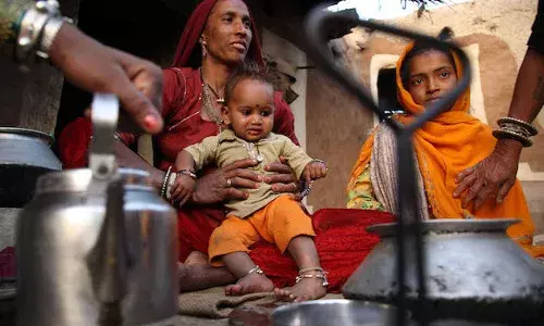 घर के लोगों की देखभाल चिंता न हो तो महिलाएं आसानी से कर सकती हैं वैतनिक कार्य