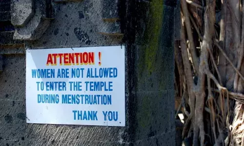 भारत के ज्यादातर हिस्सों में शर्म और पांबदी के कारण अस्वास्थ्यकर माहवारी प्रथाएं हैं जारी भारत के ज्यादातर हिस्सों में शर्म और पांबदी के कारण अस्वास्थ्यकर माहवारी प्रथाएं हैं जारी