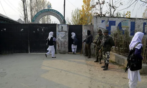 जुलाई 2016 से, कश्मीर घाटी में शैक्षणिक संस्थान 197 कार्य दिवसों में से सिर्फ 80 दिन खुले जुलाई 2016 से, कश्मीर घाटी में शैक्षणिक संस्थान 197 कार्य दिवसों में से सिर्फ 80 दिन खुले