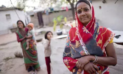 भारत में स्वास्थ्य कार्यकर्ताओं की स्थिति बद्तर, वेतन कम, पर्याप्त प्रशिक्षण की भी कमी भारत में स्वास्थ्य कार्यकर्ताओं की स्थिति बद्तर, वेतन कम, पर्याप्त प्रशिक्षण की भी कमी