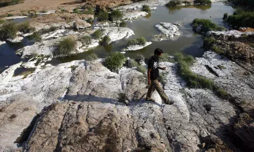 महाराष्ट्र का औद्योगिक कचरा नदियों में परोस रहा है जहर महाराष्ट्र का औद्योगिक कचरा नदियों में परोस रहा है जहर