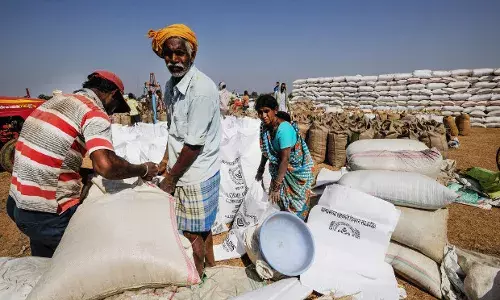 भारत में बुजुर्गों को नहीं मिलता पर्याप्त पेंशन, काम करने को मजबूर