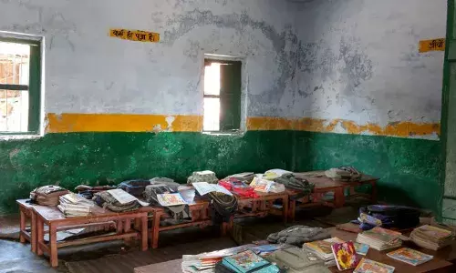 भारतीय विद्यालयों में व्यापक नामांकन के अलावा कम उपस्थिति, उच्च ड्रॉप आउट