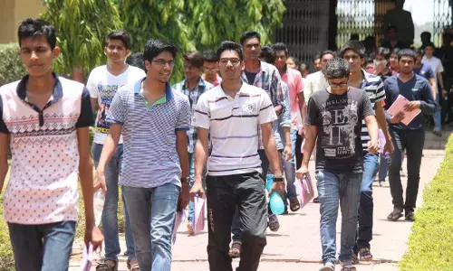 भारत में हर घंटे एक छात्र करता है आत्महत्या भारत में हर घंटे एक छात्र करता है आत्महत्या