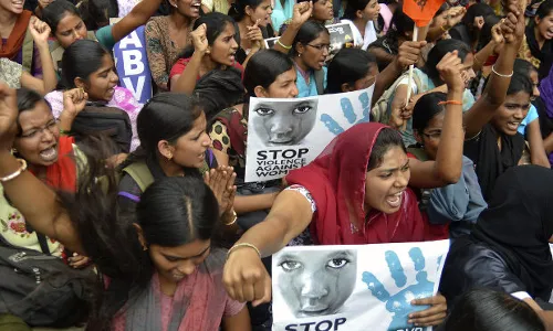 कार्यस्थल पर यौन उत्पीड़न के मामले में 70फीसदी महिलाएं नहीं करती हैं रिपोर्ट कार्यस्थल पर यौन उत्पीड़न के मामले में 70फीसदी महिलाएं नहीं करती हैं रिपोर्ट