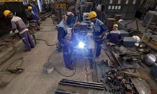 भारत के विनिर्माण बिक्री में गिरावट, अधिक छंटनी की संभावना