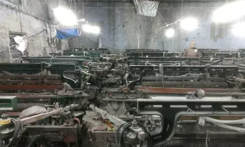 नोटबंदी ने मारा, खेत उदास, करघा ठप और कपड़ा उद्योग के उतर गए रंग