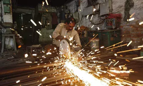 नोटबंदी के बाद बैंकों में आ गया है पर्याप्त पैसा, लेकिन कंपनियां कर्ज लेने की हालत में नहीं