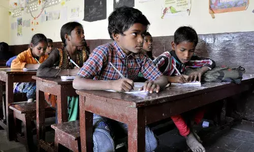 मध्यप्रदेश में पिछले चार वर्षों में पठन-पाठन का स्तर 80फीसदी से गिरकर हुआ 32 फीसदी मध्यप्रदेश में पिछले चार वर्षों में पठन-पाठन का स्तर 80फीसदी से गिरकर हुआ 32 फीसदी