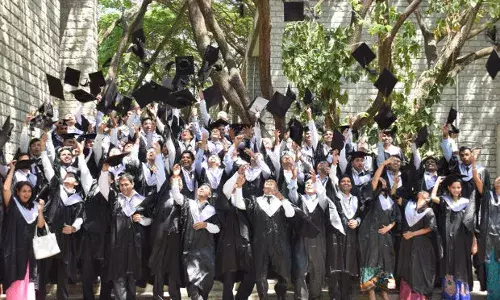 सबकी जेब में नहीं आ पाती भारत में उच्च शिक्षा की कहानी सबकी जेब में नहीं आ पाती भारत में उच्च शिक्षा की कहानी