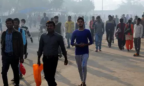 आरबीआई कहती है नोट की कमी नहीं, दिल्ली के आसपास नोटबंदी की वजह से लोगों के पास काम नहीं