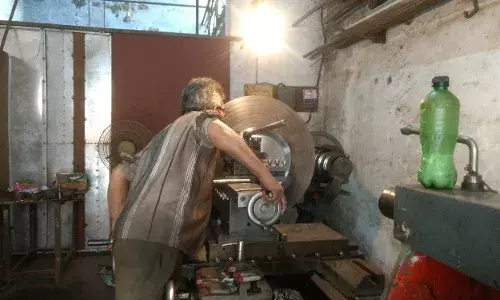 लघु औद्योगिक इकाइयां चेक के साथ तैयार, चौकस श्रमिक चाहते हैं नकद