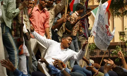 किस प्रकार वंचित जातियों के छात्रों को उच्च शिक्षा पाने में आरक्षण करता है मदद