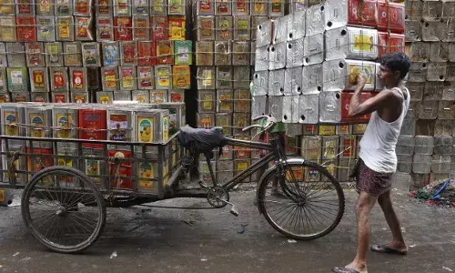 भारतीय रसोई में तेल की मांग; उत्पादन में गिरावट, आयात में वृद्धि भारतीय रसोई में तेल की मांग; उत्पादन में गिरावट, आयात में वृद्धि
