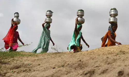 पानी के लिए भारतीय करते हैं लंबा रास्ता तय