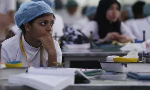 भारत में शिक्षा से कम नहीं हो पा रही है बेटे की चाहत भारत में शिक्षा से कम नहीं हो पा रही है बेटे की चाहत