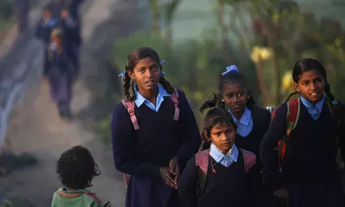दलित महिलाओं की स्थिति - एक कदम आगे, और एक कदम पीछे दलित महिलाओं की स्थिति - एक कदम आगे, और एक कदम पीछे