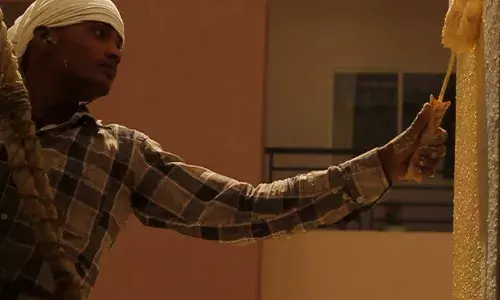 क्यों रहता है राजू राय अपने घर से 1,980 किमी दूर? क्यों रहता है राजू राय अपने घर से 1,980 किमी दूर?