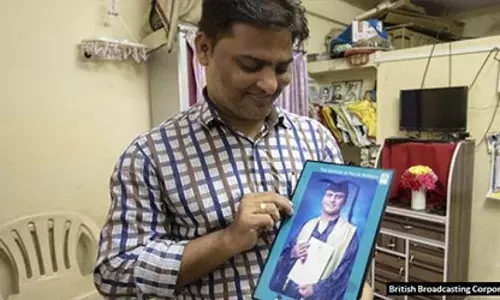 मैला ढ़ोना है अवैध लेकिन चलाता है हज़ारों परिवार