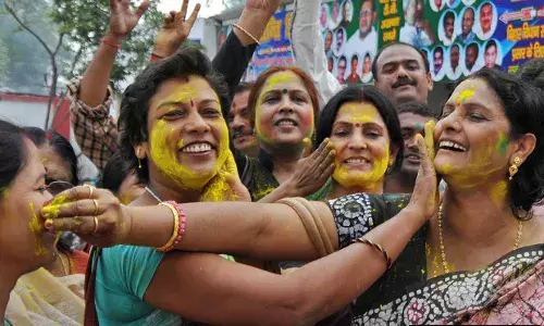 राजनीति में महिलाएं आ रही हैं आगे राजनीति में महिलाएं आ रही हैं आगे