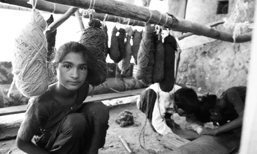 क्यों नहीं हर नन्हें हाथों में कागज़ और कलम?