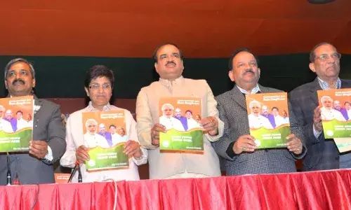 दिल्ली-बड़ी लड़ाई लेकिन एक से वायदे